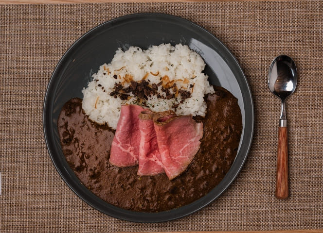 赤牛ローストビーフカカオカレー(サラダ付)